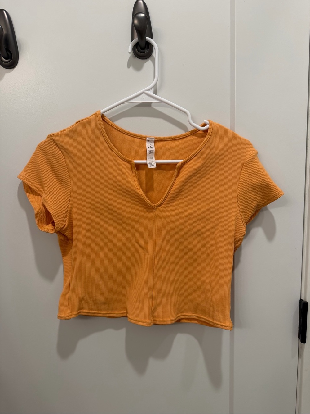 ALO Yoga Ribbed Crop Tee with V-Notch — Pumpkin Orange